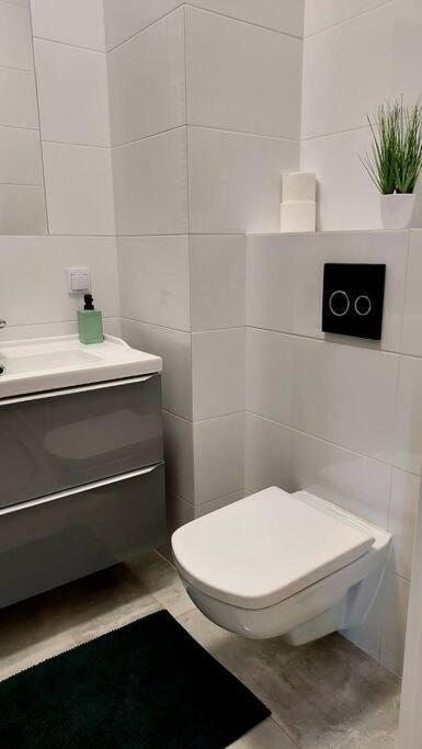 Uroczy Apartament Blisko Centrum Warszawy Lägenhet Warszawa Exteriör bild