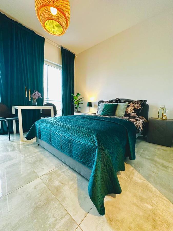 Uroczy Apartament Blisko Centrum Warszawy Lägenhet Warszawa Exteriör bild