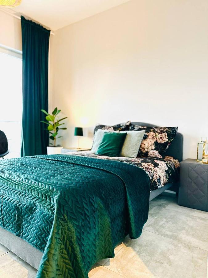 Uroczy Apartament Blisko Centrum Warszawy Lägenhet Warszawa Exteriör bild